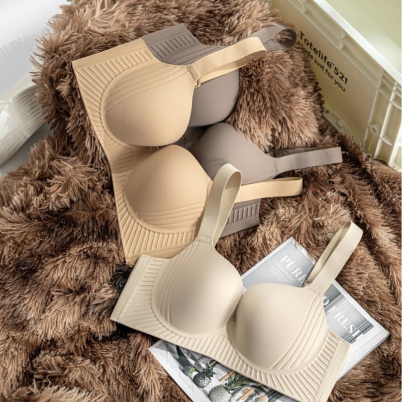Sutien cu cupă 3/4, cupe modelate subțiri, susținere și adunare, bretele reglabilе, închidere pe spate cu patru rânduri
