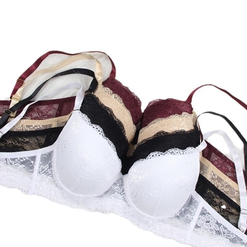 Sutien din dantelă și nylon, cupe turnate subțiri, căptușeală din spandex, susținere și închidere la spate cu patru rânduri de cârlige