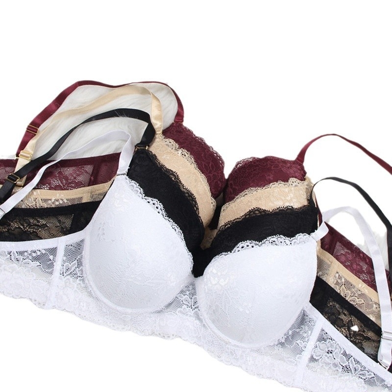 Sutien din dantelă și nylon, cupe turnate subțiri, căptușeală din spandex, susținere și închidere la spate cu patru rânduri de cârlige