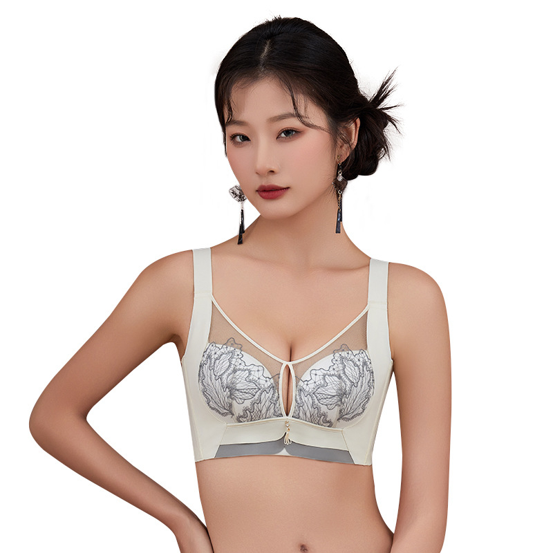 Csipkés melltartó, kosár 3/4, vékony moldos kosár, fő anyag: nejlon csipke, bélés: modal, hátul négy sor kapocs