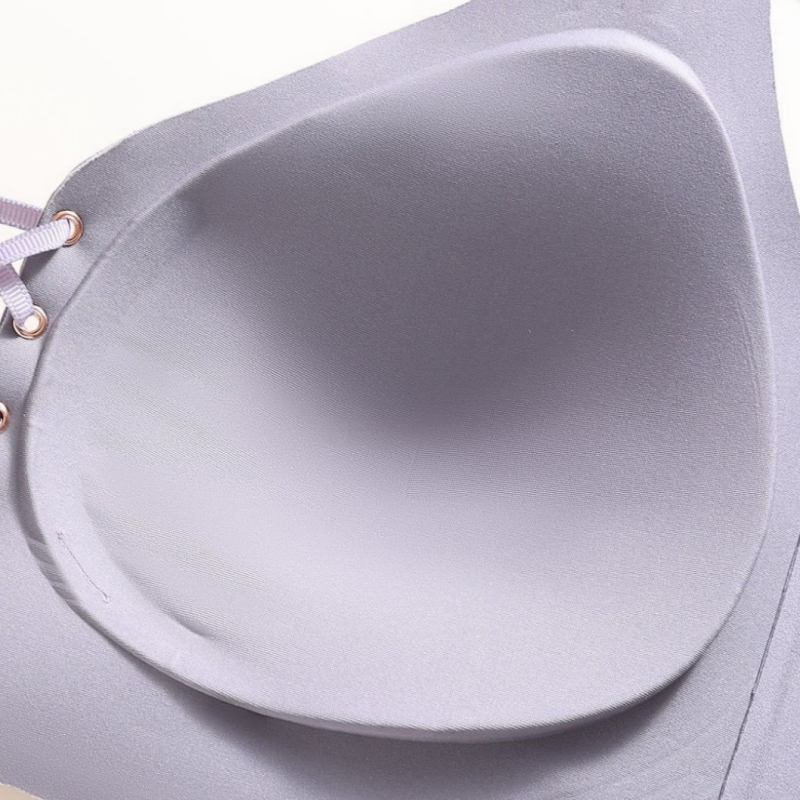 Sutien cupe 3/4, cupe turnate subțiri, bretele fixe, închidere spate cu patru rânduri de cârlige, material nailon