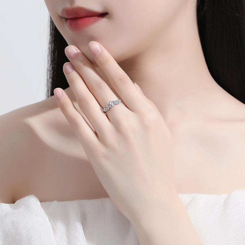 Moissanit gyűrű, S925 sterling ezüst, hatágú foglalat, geometrikus női stílus, kb. 1,7 g