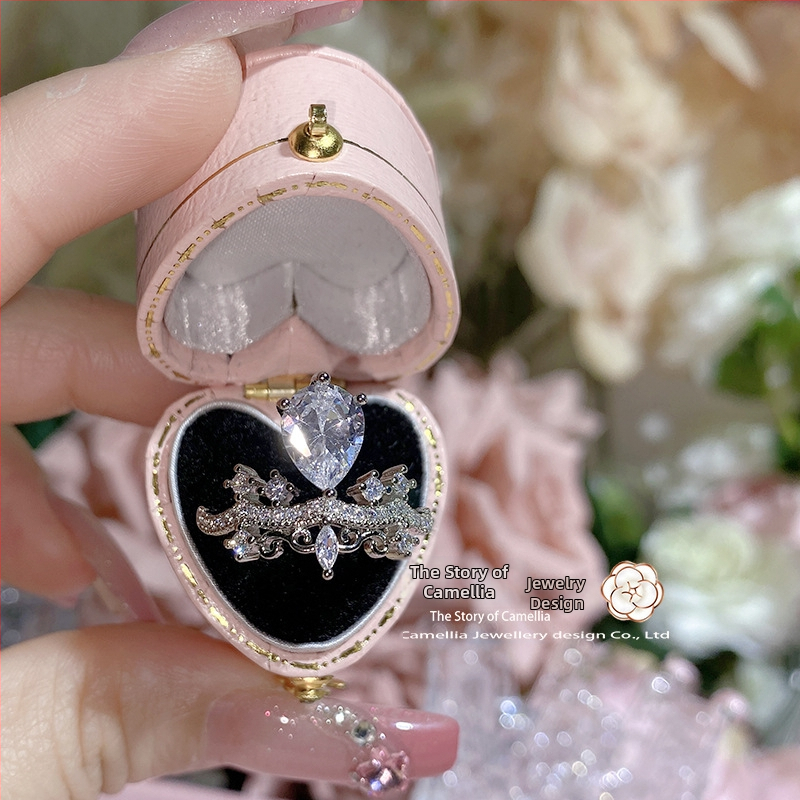 Дамски пръстен с корона, меден корпус, позлатени вложки от изкуствени камъни, модерен дамски стил