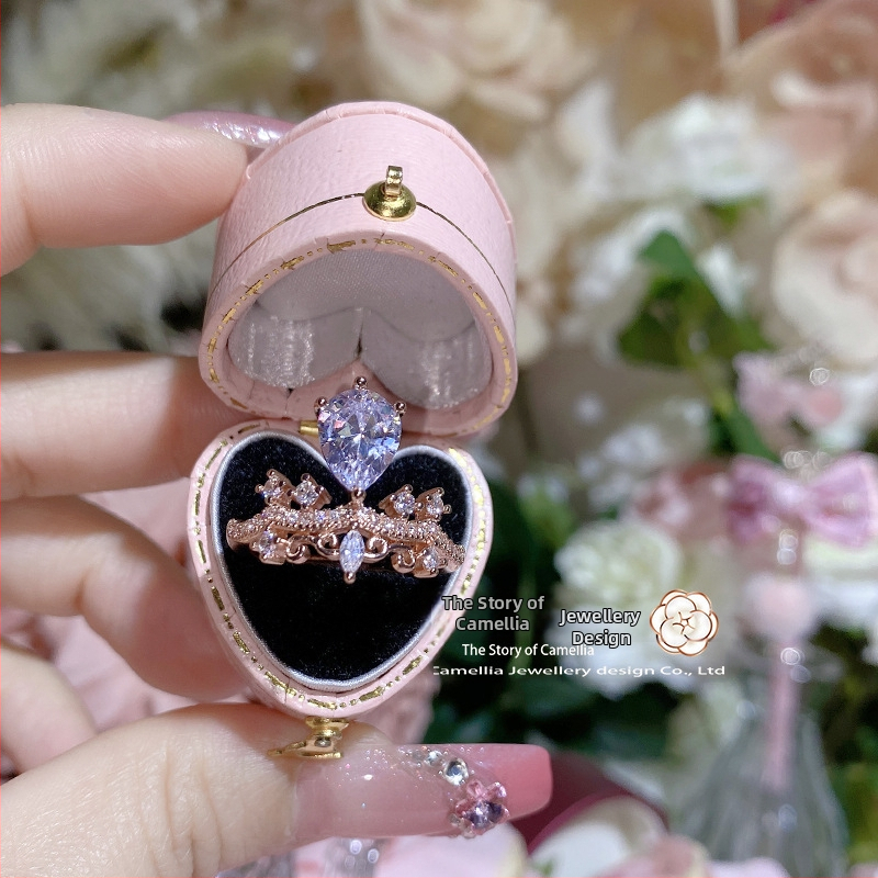 Дамски пръстен с корона, меден корпус, позлатени вложки от изкуствени камъни, модерен дамски стил