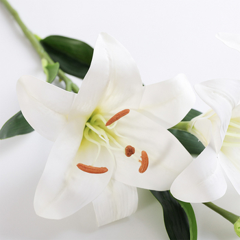 Rocibaby selyem liliom a vázaiban – művirág esküvői és otthoni dekorációhoz, folyamatok: sztereotípiák, injektáló öntés, szitanyomás