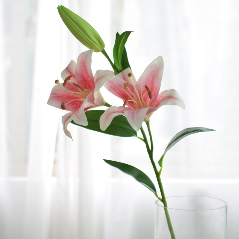 Rocibaby selyem liliom a vázaiban – művirág esküvői és otthoni dekorációhoz, folyamatok: sztereotípiák, injektáló öntés, szitanyomás