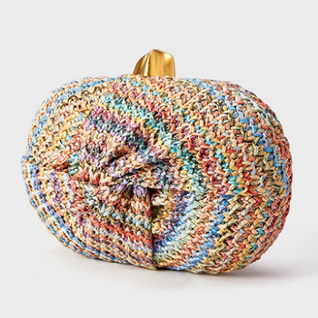 Pletena torba u različitim bojama s uličnim stilom, pogodna kao svakodnevna torba preko ramena ili crossbody te večernja clutch torbica s lancem.