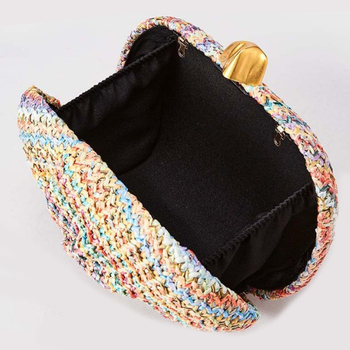 Pletena torba u različitim bojama s uličnim stilom, pogodna kao svakodnevna torba preko ramena ili crossbody te večernja clutch torbica s lancem.