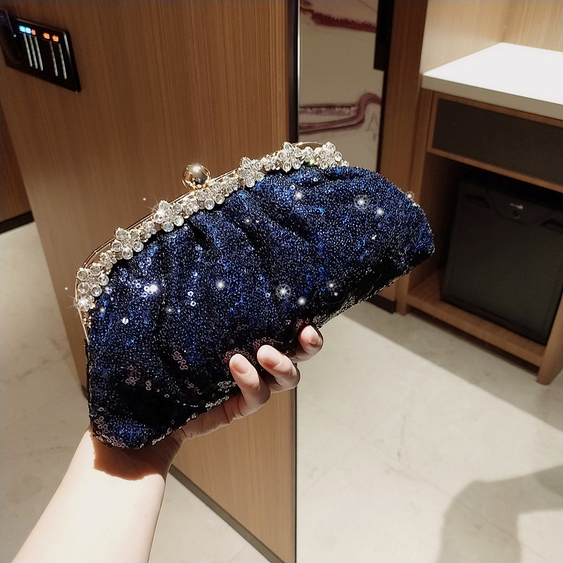 Clutch od perlica, polumjesnog oblika, Dumpling Bag stil, zatvaranje kopčom, dvostruka naramenica