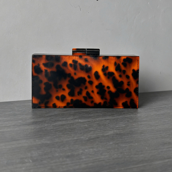 Akrilna večernja torbica kvadratnog oblika s leopard printom, magnetsko zatvaranje, unutarnji džepovi za telefon i dokumente, remen za rame crossbody