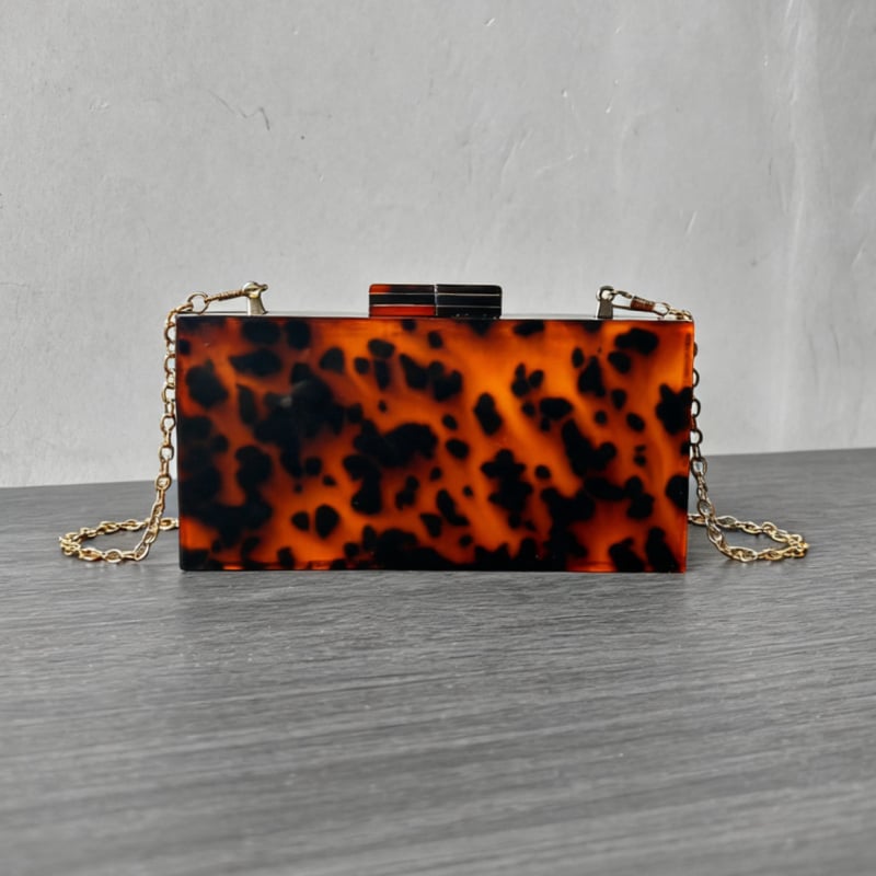 Akrilna večernja torbica kvadratnog oblika s leopard printom, magnetsko zatvaranje, unutarnji džepovi za telefon i dokumente, remen za rame crossbody