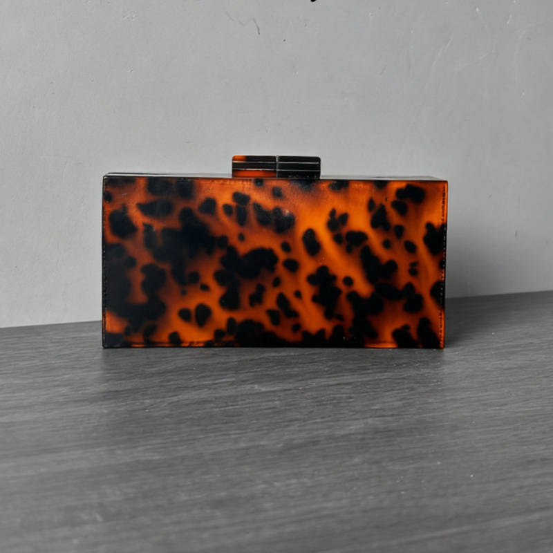 Akrilna večernja torbica kvadratnog oblika s leopard printom, magnetsko zatvaranje, unutarnji džepovi za telefon i dokumente, remen za rame crossbody