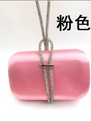 Estélyi táska strasszos lánccal, velúr négyszögletes táska, zárás: húzózsinór, belső telefontartó zseb, háromdimenziós kialítás