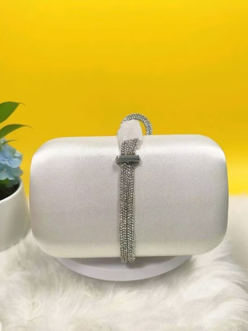 Estélyi táska strasszos lánccal, velúr négyszögletes táska, zárás: húzózsinór, belső telefontartó zseb, háromdimenziós kialítás