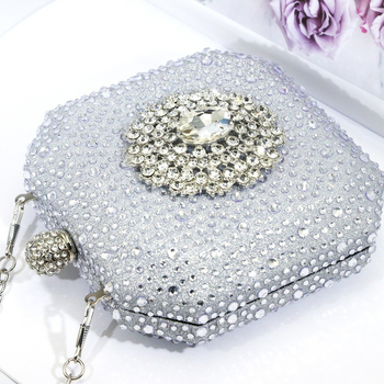 Estélyi mini keresztpántos táska csillogó strasszokkal (Anyag: akril; Forma: vízszintes négyzet; Zár: zár; Belső: dokumentumtárca; Külső: háromdimenziós táska)