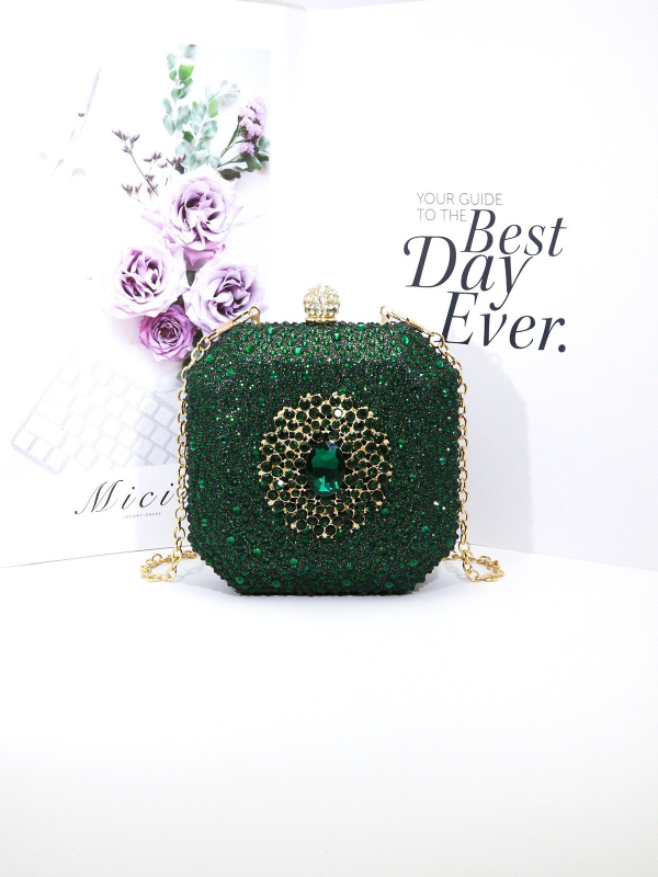 Estélyi mini keresztpántos táska csillogó strasszokkal (Anyag: akril; Forma: vízszintes négyzet; Zár: zár; Belső: dokumentumtárca; Külső: háromdimenziós táska)