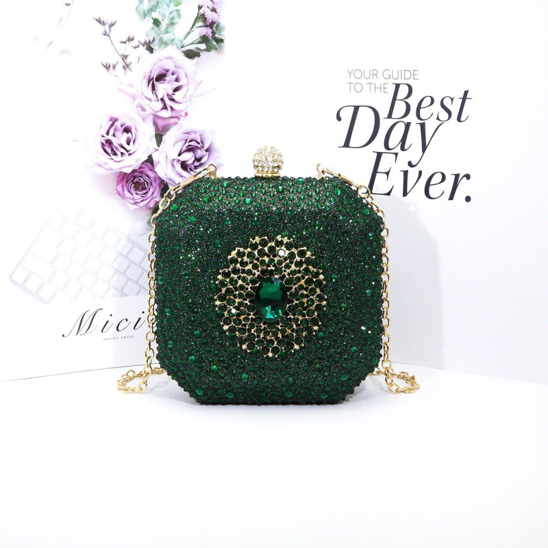 Estélyi mini keresztpántos táska csillogó strasszokkal (Anyag: akril; Forma: vízszintes négyzet; Zár: zár; Belső: dokumentumtárca; Külső: háromdimenziós táska)