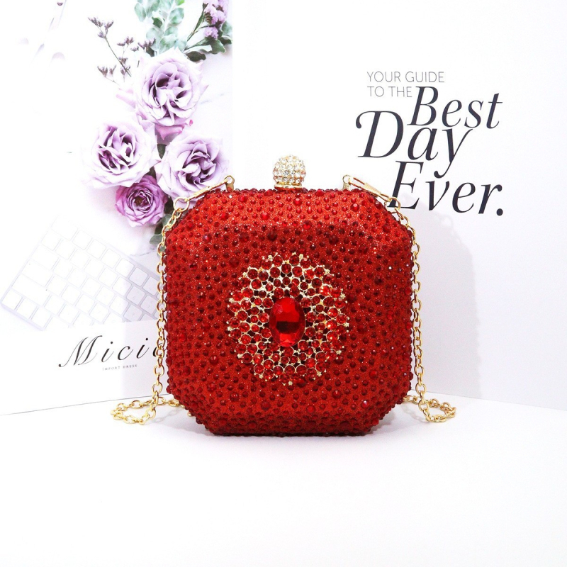 Estélyi mini keresztpántos táska csillogó strasszokkal (Anyag: akril; Forma: vízszintes négyzet; Zár: zár; Belső: dokumentumtárca; Külső: háromdimenziós táska)