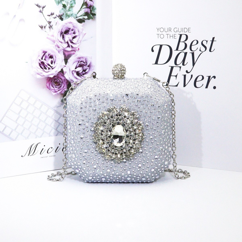 Estélyi mini keresztpántos táska csillogó strasszokkal (Anyag: akril; Forma: vízszintes négyzet; Zár: zár; Belső: dokumentumtárca; Külső: háromdimenziós táska)