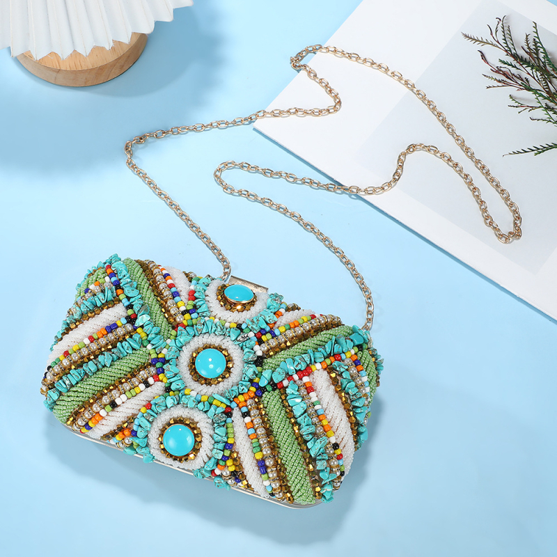 Estélyi clutch táska szatén felülettel, poliészter bélés, zárózárral, belső cipzáras zsebbel, doboz alakú, városi egyszerű stílus