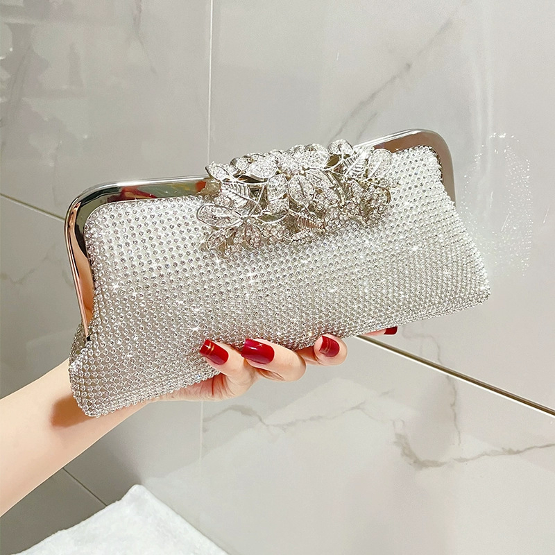 Estélyi táska-klutch, ötvözet test, poliészter bélés, Dinner bag stílus, vízszintes négyszögletes forma, zárómechanizmus