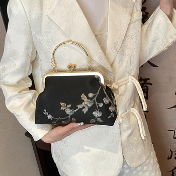 Cheongsam-stílusú hímzett selyemtáska egyetlen vállpánttal, kagyló alakú siluett, nemzeti művészeti stílus (Selyem; Nyitott felső rész; Poliészter bélés)