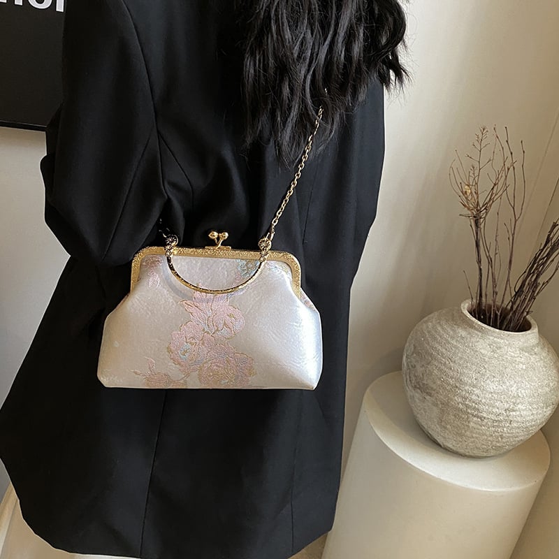 Cheongsam-stílusú hímzett selyemtáska egyetlen vállpánttal, kagyló alakú siluett, nemzeti művészeti stílus (Selyem; Nyitott felső rész; Poliészter bélés)