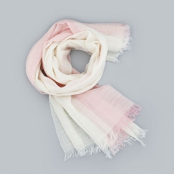 Sál poliészterből, egyszerű szövésű (plain weave), melegen tart, téli szezonra, nőknek