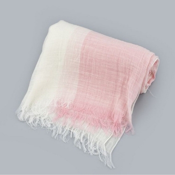 Sál poliészterből, egyszerű szövésű (plain weave), melegen tart, téli szezonra, nőknek