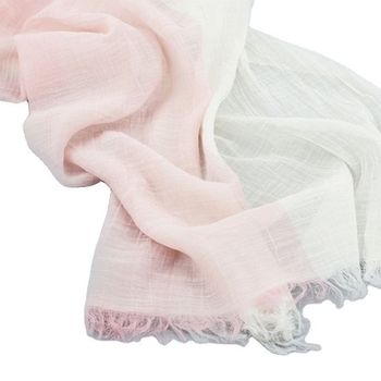 Sál poliészterből, egyszerű szövésű (plain weave), melegen tart, téli szezonra, nőknek