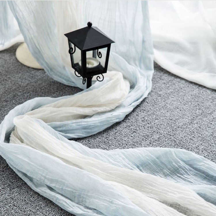 Sál poliészterből, egyszerű szövésű (plain weave), melegen tart, téli szezonra, nőknek