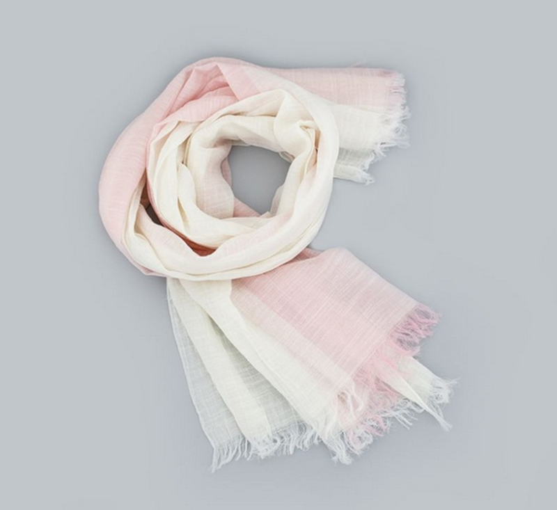 Sál poliészterből, egyszerű szövésű (plain weave), melegen tart, téli szezonra, nőknek