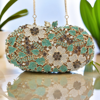 Klúdtáska gyémántos kövekkel, háromdimenziós virág alakú, ötvözet test, belső bélés: szintetikus bőr, mágneszár