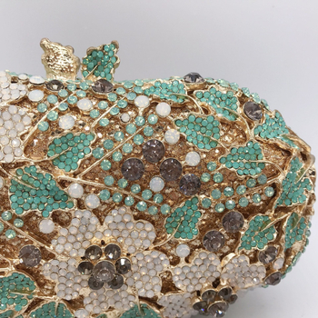 Klúdtáska gyémántos kövekkel, háromdimenziós virág alakú, ötvözet test, belső bélés: szintetikus bőr, mágneszár