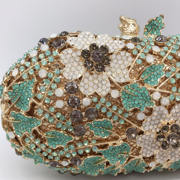 Klúdtáska gyémántos kövekkel, háromdimenziós virág alakú, ötvözet test, belső bélés: szintetikus bőr, mágneszár
