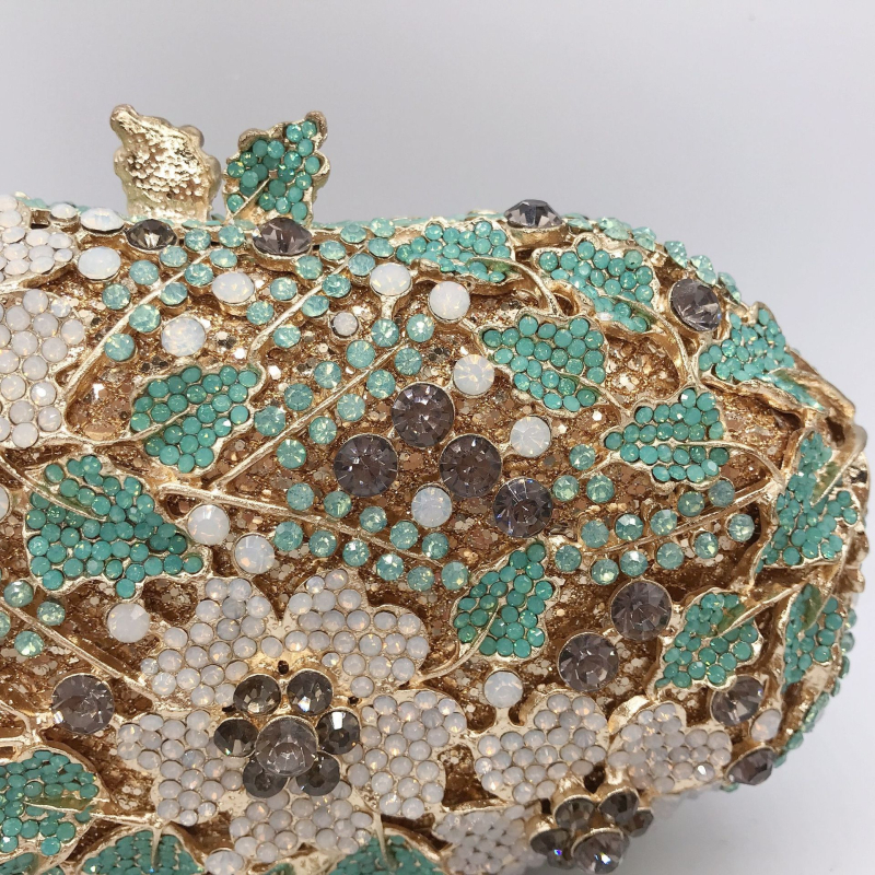 Klúdtáska gyémántos kövekkel, háromdimenziós virág alakú, ötvözet test, belső bélés: szintetikus bőr, mágneszár