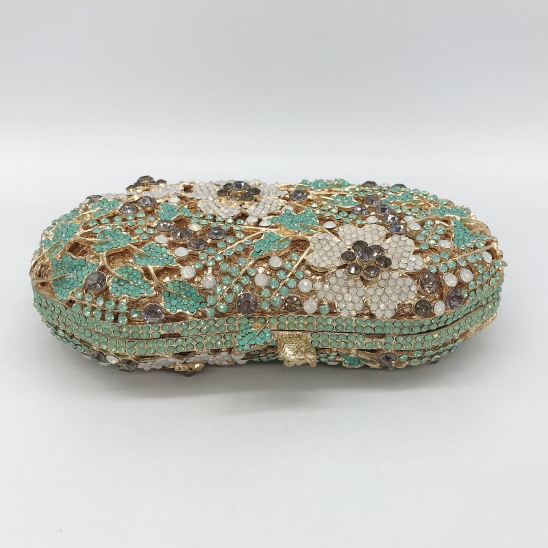 Klúdtáska gyémántos kövekkel, háromdimenziós virág alakú, ötvözet test, belső bélés: szintetikus bőr, mágneszár