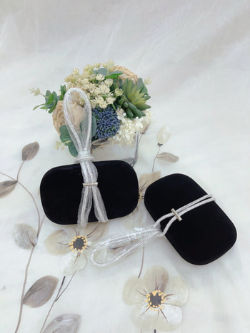 Estére való bársonytáska, kis négyzet alakú, vízszintes kivitel, mágneszár, belső zseb a telefon számára, nylon bélés