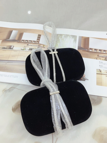 Estére való bársonytáska, kis négyzet alakú, vízszintes kivitel, mágneszár, belső zseb a telefon számára, nylon bélés