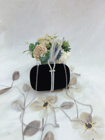 Estére való bársonytáska, kis négyzet alakú, vízszintes kivitel, mágneszár, belső zseb a telefon számára, nylon bélés