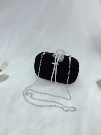 Estére való bársonytáska, kis négyzet alakú, vízszintes kivitel, mágneszár, belső zseb a telefon számára, nylon bélés