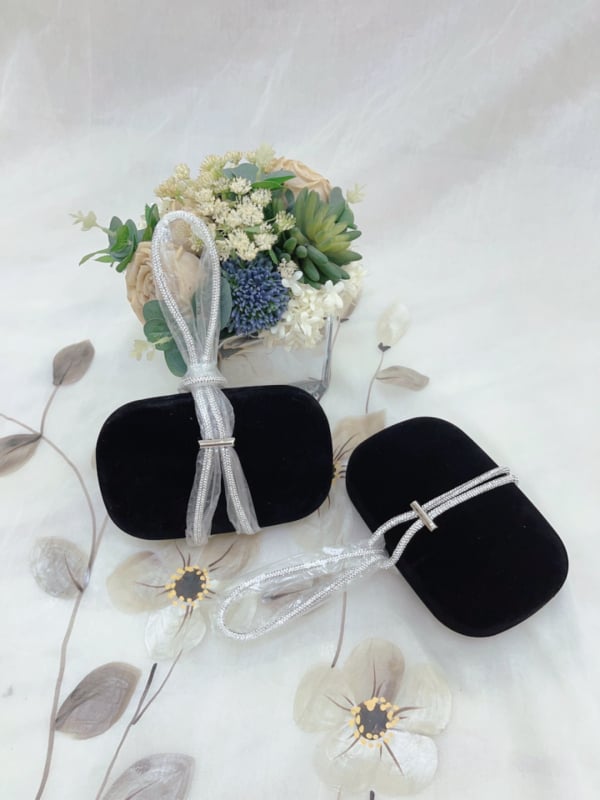 Estére való bársonytáska, kis négyzet alakú, vízszintes kivitel, mágneszár, belső zseb a telefon számára, nylon bélés