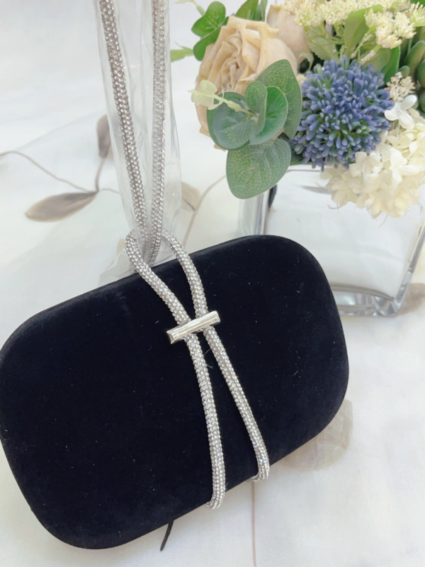 Estére való bársonytáska, kis négyzet alakú, vízszintes kivitel, mágneszár, belső zseb a telefon számára, nylon bélés