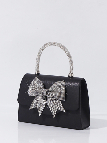 Gyémánttal díszített masnival készült estéti kézitáska, boríték-stílusú, vízszintes négyzetes forma, fedél nyitás, belső dokumentumrekesz.