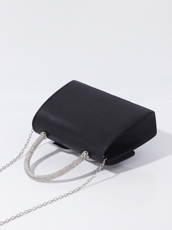 Gyémánttal díszített masnival készült estéti kézitáska, boríték-stílusú, vízszintes négyzetes forma, fedél nyitás, belső dokumentumrekesz.