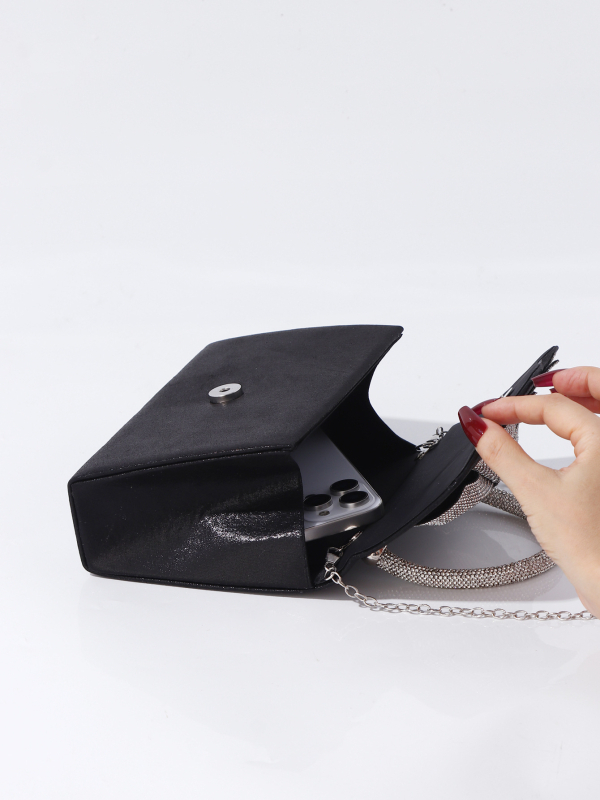 Gyémánttal díszített masnival készült estéti kézitáska, boríték-stílusú, vízszintes négyzetes forma, fedél nyitás, belső dokumentumrekesz.