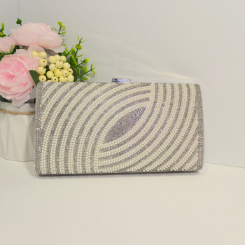 Estélyi táska városi minimalista stílussal, vízszintes négyzet alakú sziluett, zárónyitás; poliészter külső és bélés, laminált belső rekesz cipzárral