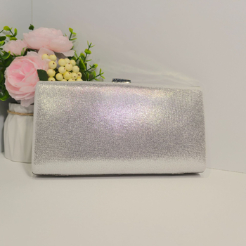 Estélyi táska városi minimalista stílussal, vízszintes négyzet alakú sziluett, zárónyitás; poliészter külső és bélés, laminált belső rekesz cipzárral