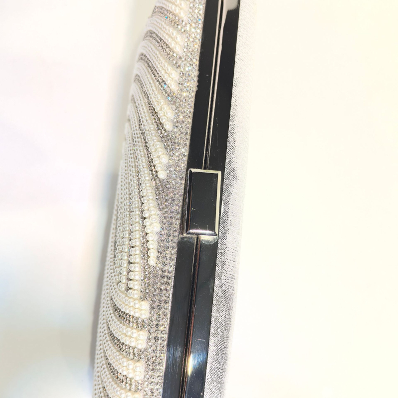 Estélyi táska városi minimalista stílussal, vízszintes négyzet alakú sziluett, zárónyitás; poliészter külső és bélés, laminált belső rekesz cipzárral