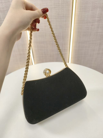 Velúr divat clutch gyémánt díszítéssel — cheongsam ihletésű, vállon és kézben is hordható; vízszintes négyszögletes forma, zárható nyitás, poliészter bélés, zseb a telefon számára